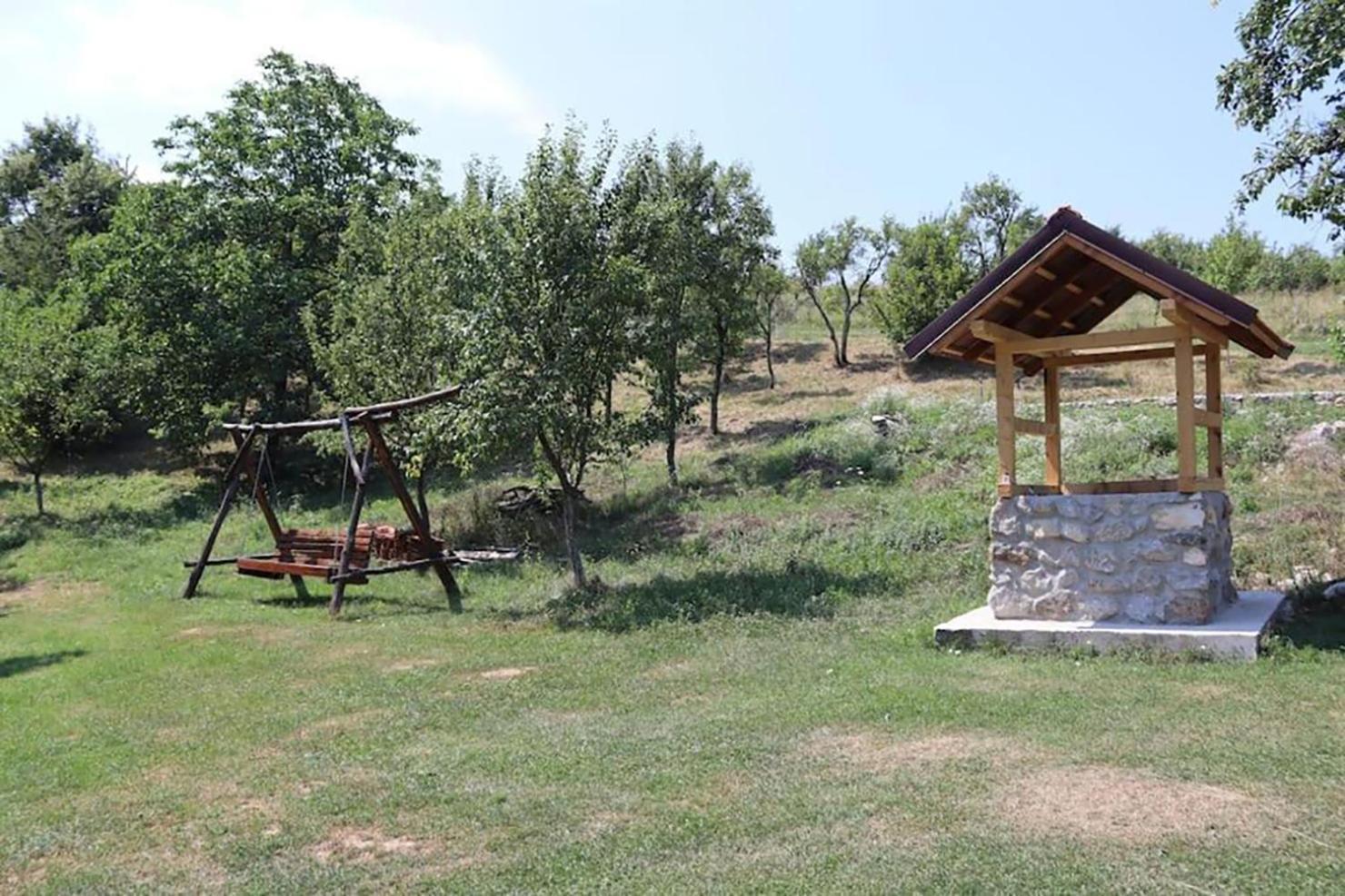 Salas U Bregu In Cheile Carasului Crasova Buitenkant foto