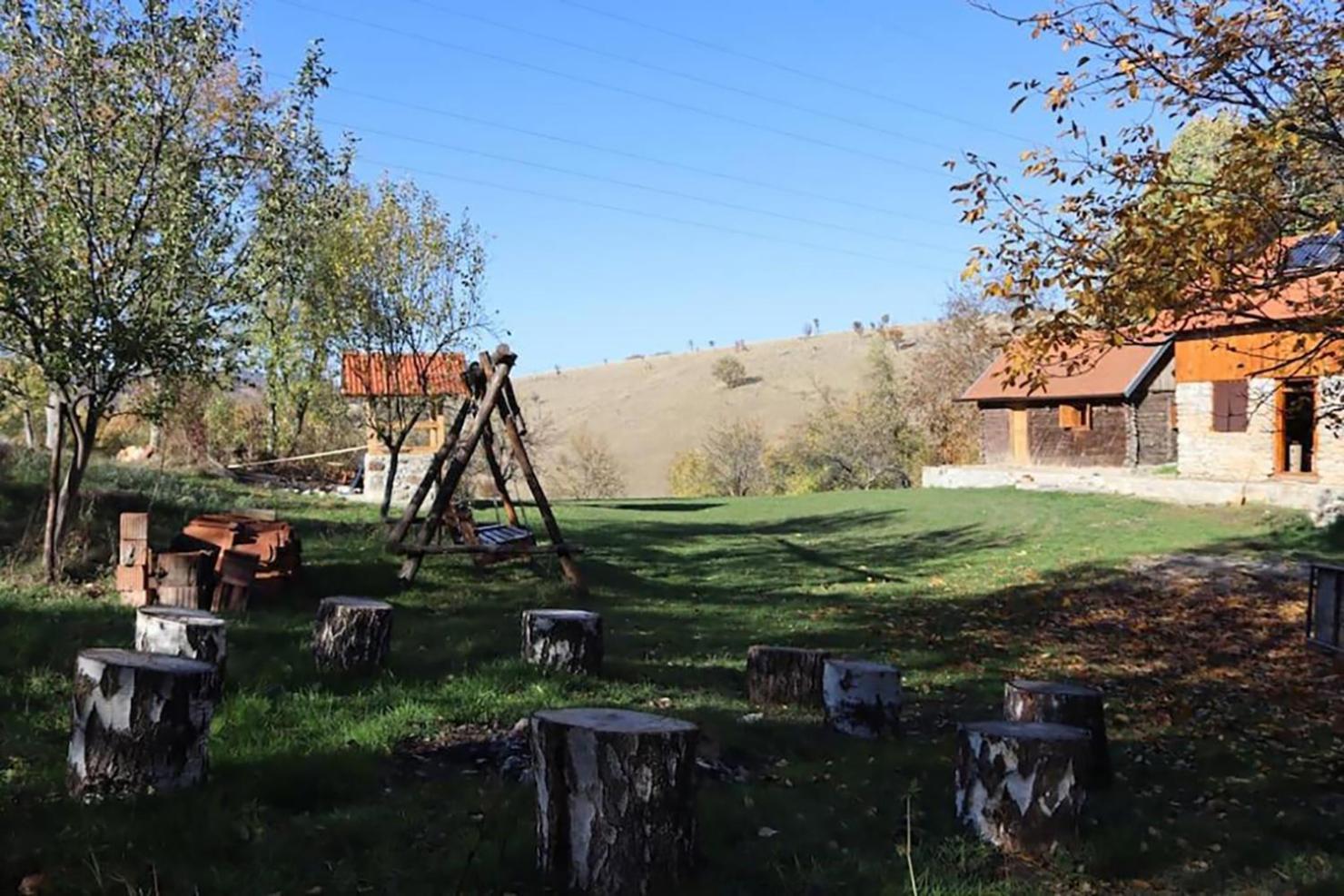 Salas U Bregu In Cheile Carasului Crasova Buitenkant foto