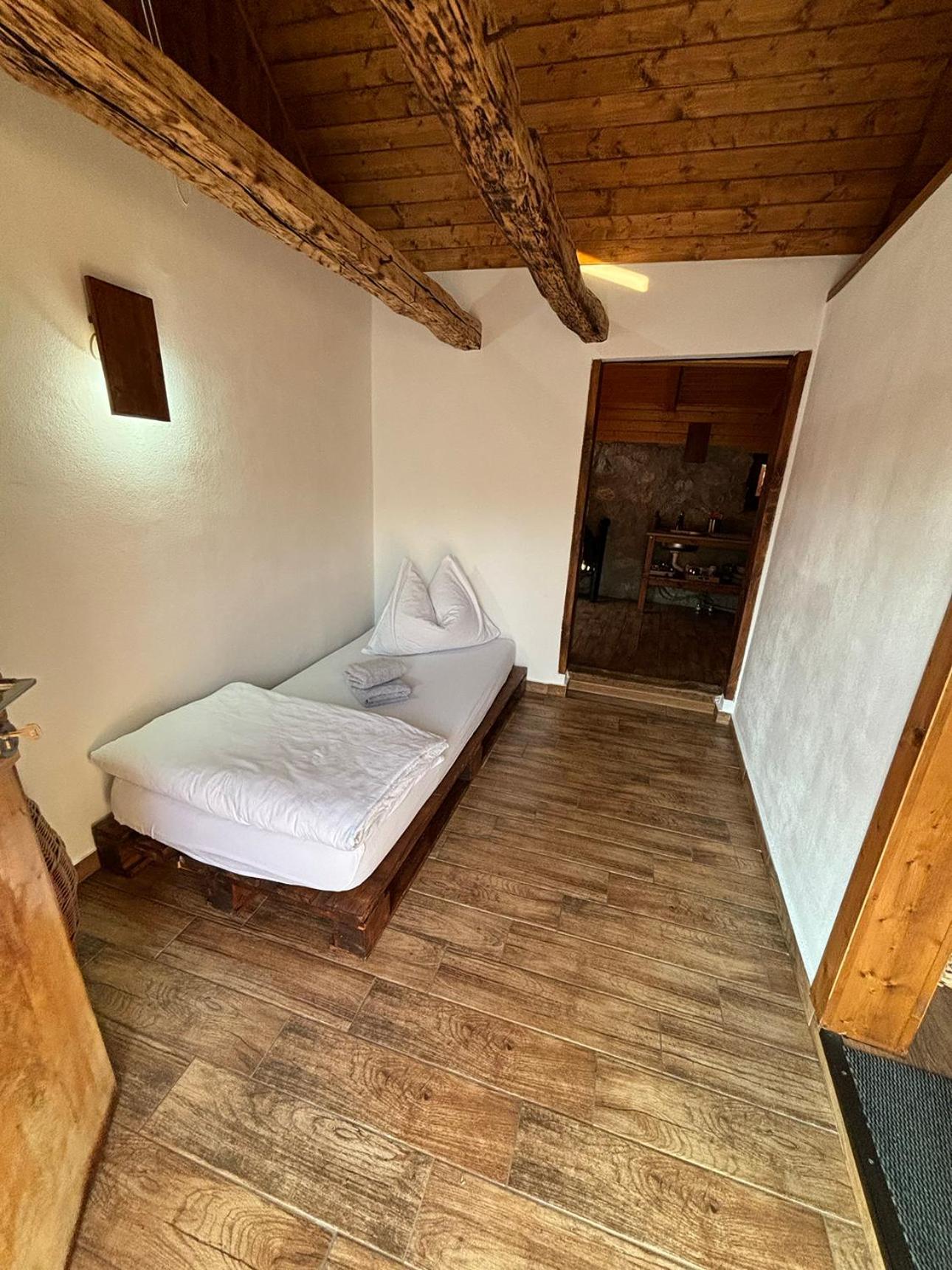 Salas U Bregu In Cheile Carasului Crasova Buitenkant foto