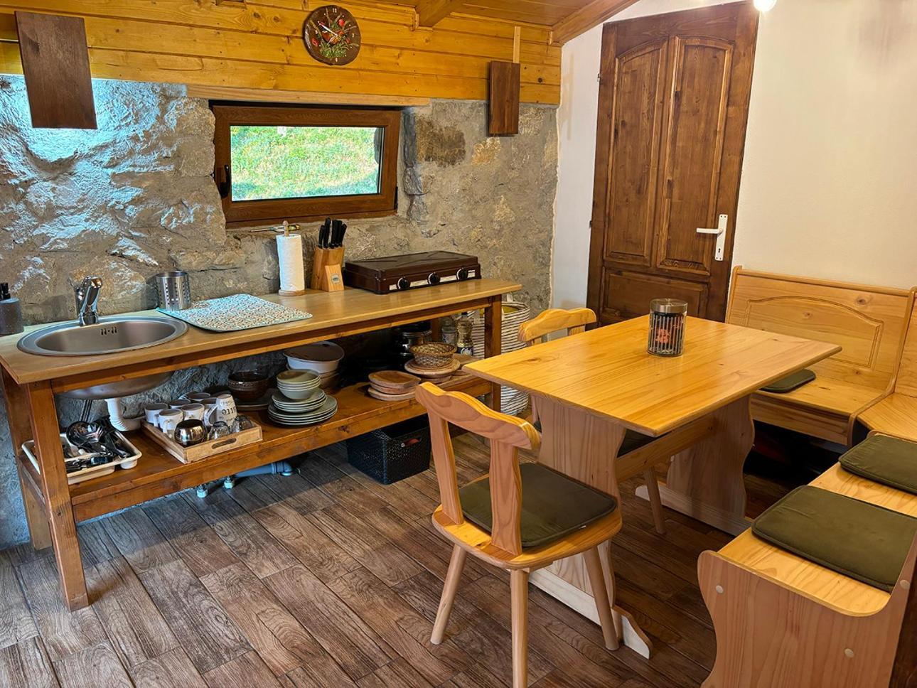Salas U Bregu In Cheile Carasului Crasova Buitenkant foto